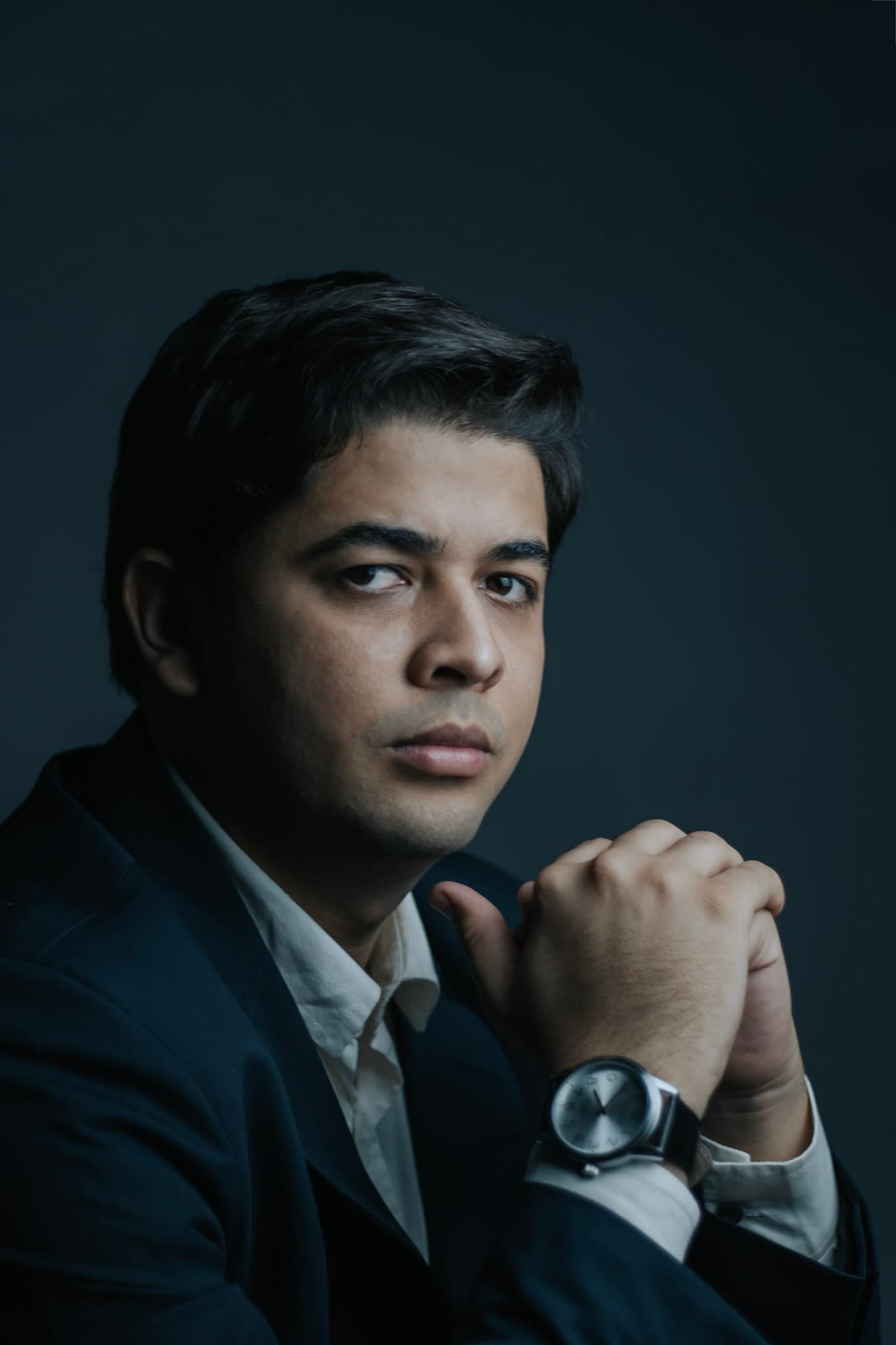 Advogado especialista em licitações, postura de autoridade