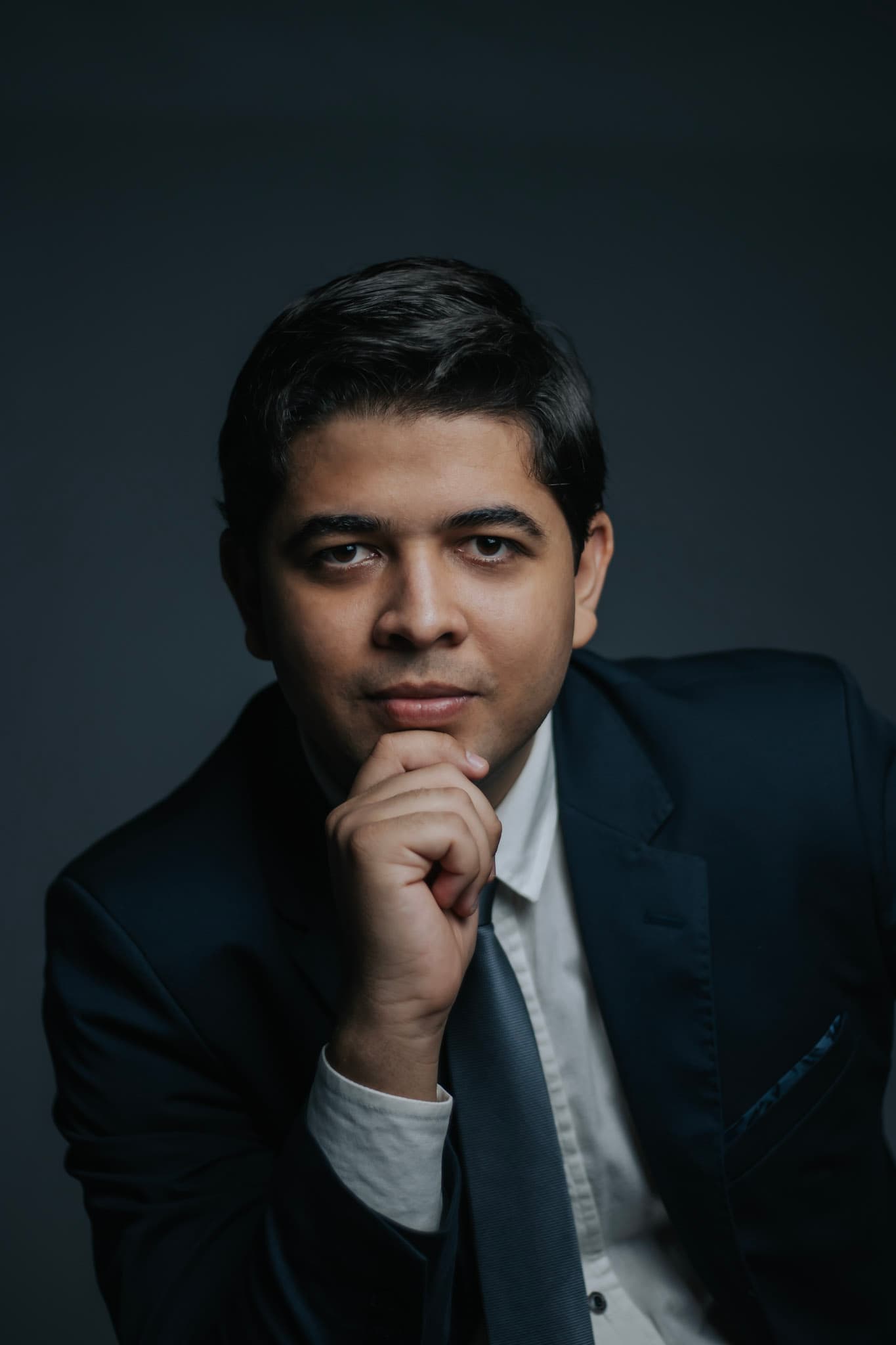 Advogado especialista em licitações, postura profissional e confiante